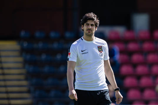 Brommapojkarnas assisterande tränare Goncalo Pereira innan