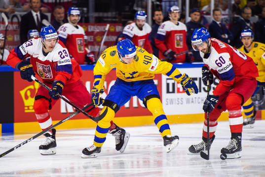 Tjeckiens  Dmitrij Jaskin och Michal Moravcik i kamp om