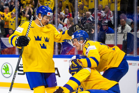 Sveriges Rickard Rakell jublar med lagkamrater