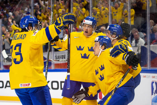 Sveriges Rickard Rakell jublar med lagkamrater