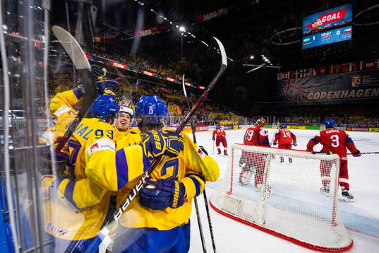 Sveriges Mattias Janmark jublar med lagkamrater