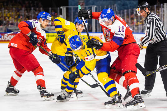 Sveriges Mikael Backlund i kamp om pucken med Tjeckiens