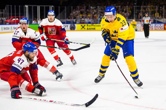 Tjeckiens  Michal Jordan försöker täcka skott från