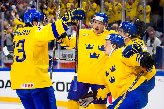 Sveriges spelare kramar om Rickard Rakell