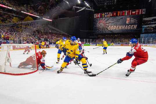 Tjeckiens  David Rittich och David Sklenicka försvarar mot