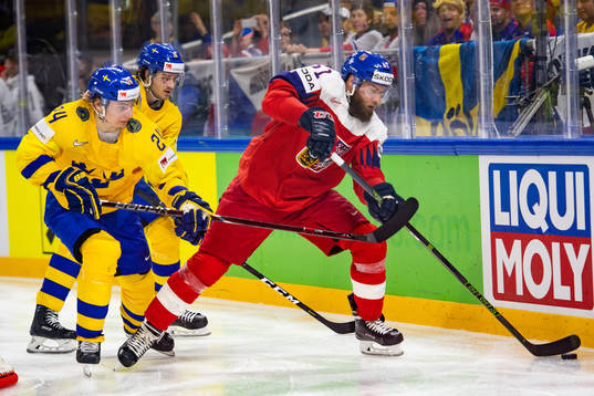 Sveriges Lias Andersson i kamp om pucken Tjeckiens Adam