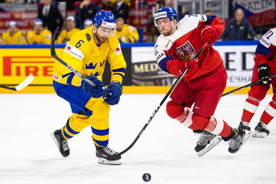 Sveriges Adam Larsson i kamp om pucken med Tjeckiens Filip