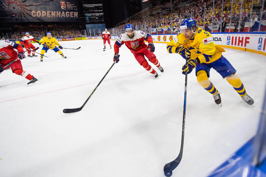 Sveriges Adrian Kempe driver pucken