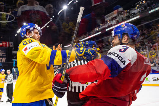 Sveriges Oliver Ekman Larsson knuffar Tjeckiens  Radko Gudas