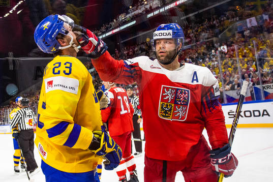 Sveriges Oliver Ekman Larsson får ett slag av Tjeckiens