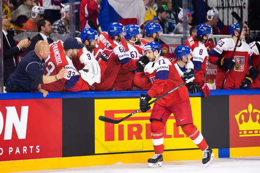 Tjeckiens  Tomas Hyka jublar med lagkamrater