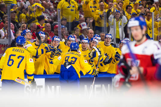 Sveriges Mika Zibanejad jublar med lagkamrater
