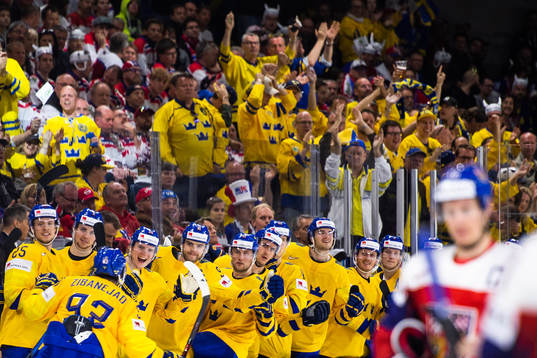 Sveriges Mika Zibanejad jublar med lagkamrater