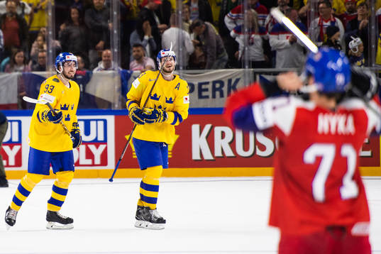 Sveriges Mika Zibanejad och Oliver Ekman Larsson jublar