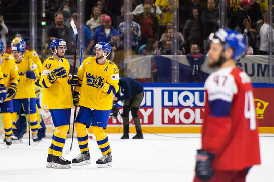 Sveriges Mika Zibanejad och Oliver Ekman Larsson jublar