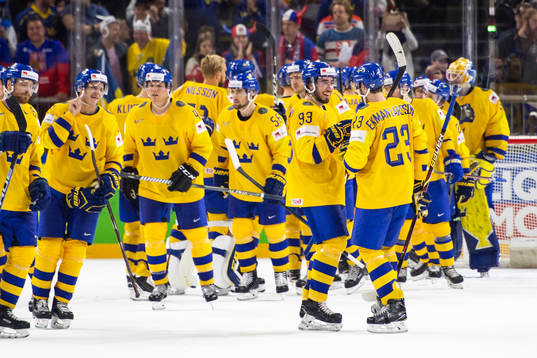 Sveriges Mika Zibanejad och Oliver Ekman Larsson jublar