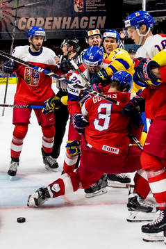 Bråkigt mellan Sveriges Mikael Backlund och Tjeckiens