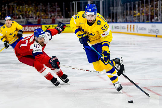 Sveriges Erik Gustafsson jagas av Tjeckiens  Michal Jordan