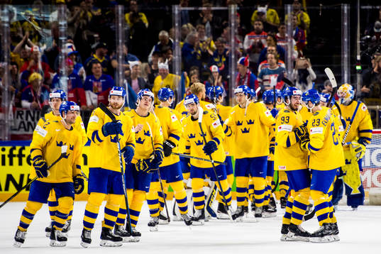 Sveriges Mika Zibanejad och Oliver Ekman Larsson jublar