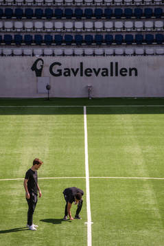 Spelarna inspekterar planen på Gavlevallen