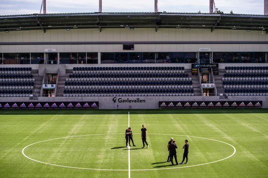 Spelarna inspekterar planen på Gavlevallen