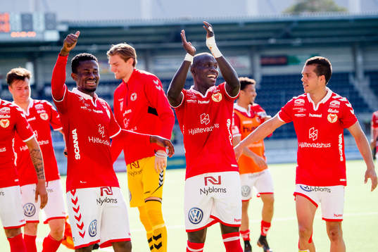 Kalmars spelare jublar