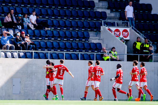 Kalmars spelare jublar med Gbenga Arokoyo jublar