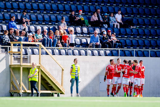 Kalmars spelare jublar med Gbenga Arokoyo jublar