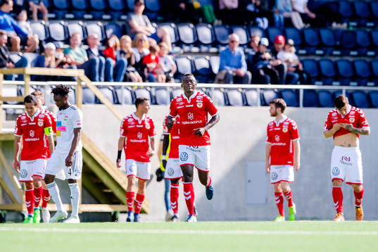 Kalmars spelare jublar med Gbenga Arokoyo jublar
