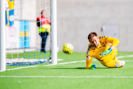Stolpskott bakom Kalmars målvakt Lucas Hägg-Johansson