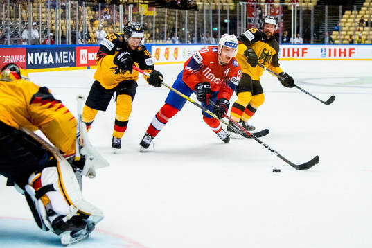 Yasin Ehliz of Germany and Anders Bastiansen of Norway