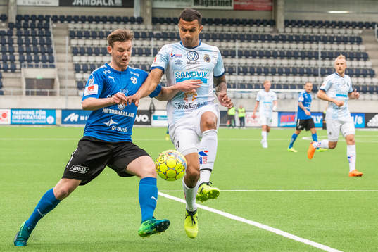 Halmstads Jonathan Svedberg och Gefles Netan Sansara i kamp