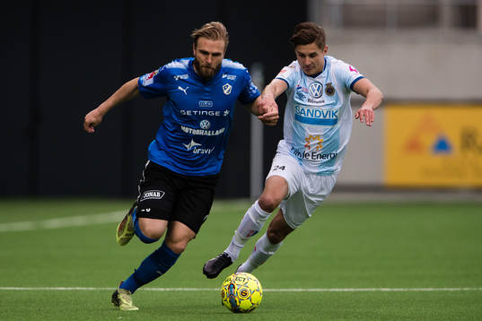Halmstads Jesper Westerberg i kamp om bollen med Gefles Leo