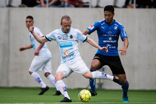 Gefles Jesper Florén och Halmstads Kosuke Kinoshita