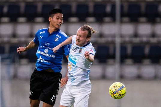 Halmstads Kosuke Kinoshita i en nickduell med Gefles Jesper