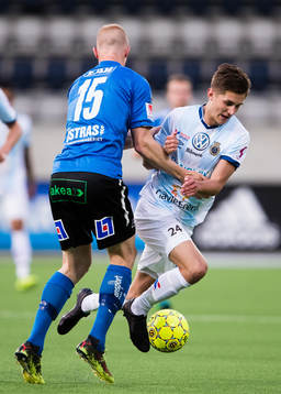 Halmstads Peter Larsson i kamp om bollen med Gefles Leo