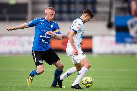 Halmstads Peter Larsson i kamp om bollen med Gefles Leo