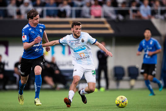 Halmstads Alexander Berntsson i kamp om bollen med Gefles