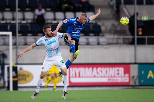 Gefles Erik Törnros i en nickduell med Halmstads Peter