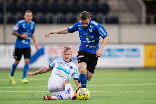 Gefles Christian Ljungberg i kamp om bollen med Halmstads