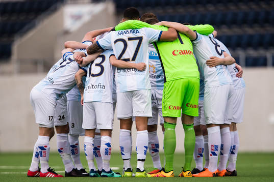 Gefles spelare samlar ihop sig innan fotbollsmatchen i