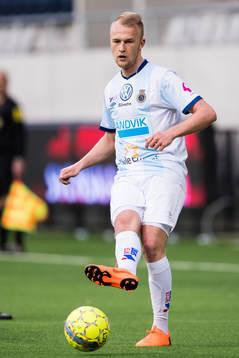 Gefles Christian Ljungberg med bollen