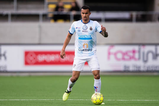 Gefles Netan Sansara med bollen