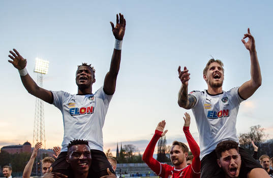 Örebros spelare jublar