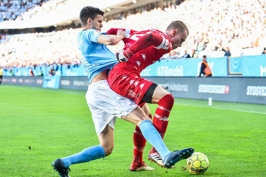 Malmö FFs Alexander Jeremejeff i kamp om bollen med IFK