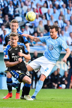 Malmö FFs Eric Larsson i kamp om bollen med IFK Göteborgs