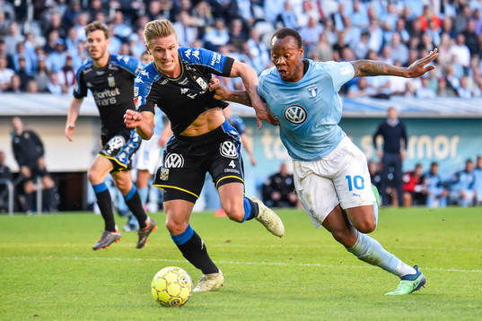 IFK Göteborgs Carl Starfelt i kamp om bollen med Malmö