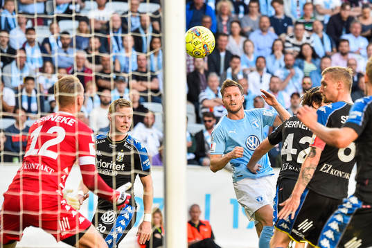 Malmö FFs Lasse Nielsen oroar framför IFK Göteborgs