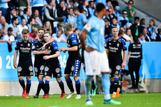 IFK Göteborgs Victor Wernersson kramas om av Emil