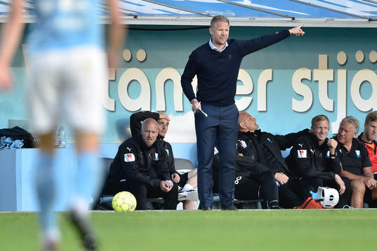 Malmö FFs tränare Magnus Pehrsson gestikulerar
